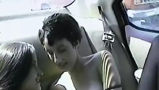 Cewek rambut cokelat yang menggoda lagi asik fingering dan ngentot pakai botol dengan penuh semangat