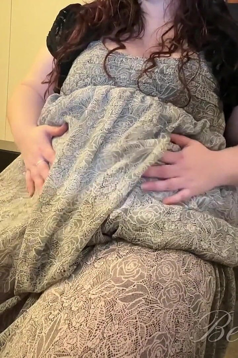 Grandota hace eructar y pedos mojados después de comer pasta, real reacciones de estómago por Bella Blast