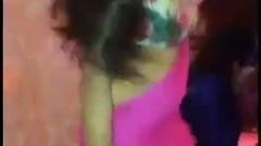 Dansatoare fierbinte la barul cu bere din Mumbai