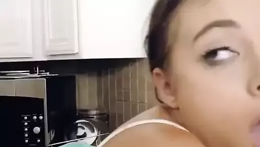 Un mec baise sa demi-sœur dans la cuisine