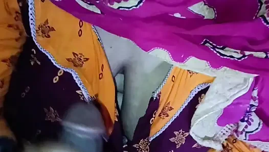 Köylü yenge banyoda işiyor ve kocası tarafından sikiliyor