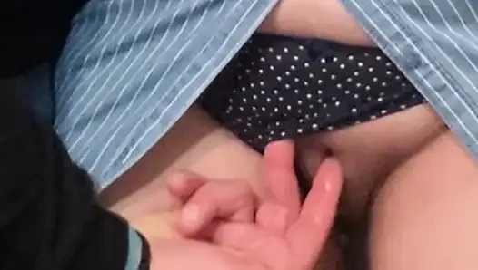 Memek aduhai cewek ini di-fingering di kereta bawah tanah sama orang asing