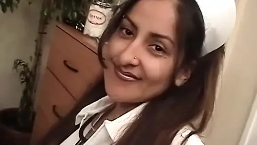 Büyük doğal göğüsler üçlü amcık sikişi... göte boşalma