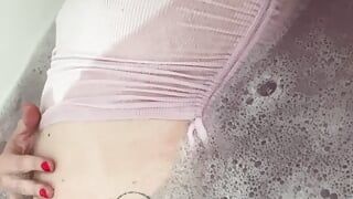 Süßes intersex-modell in Jammies im bad
