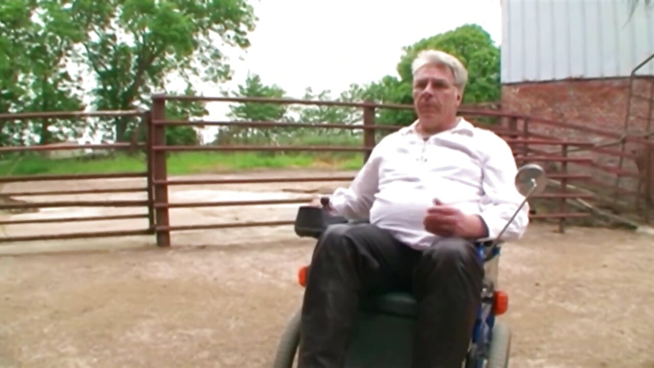 Rubia Obligada Se Somete a Intenso Trío BDSM