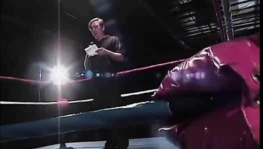 boks ringinde yarak emme başlığı için iki kız meydan okuması