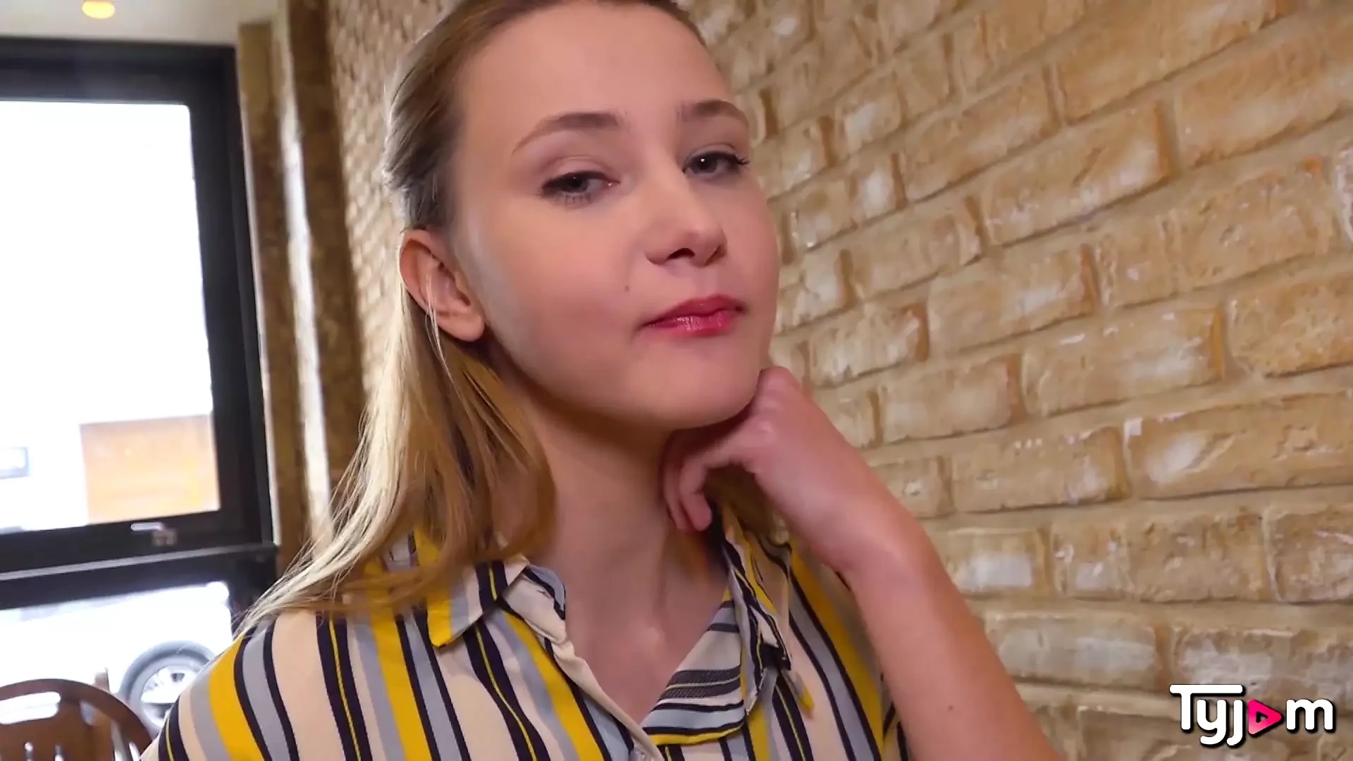 Zgodna mršava plavuša tanya ima intenzivni seks sa francuskim kurcem