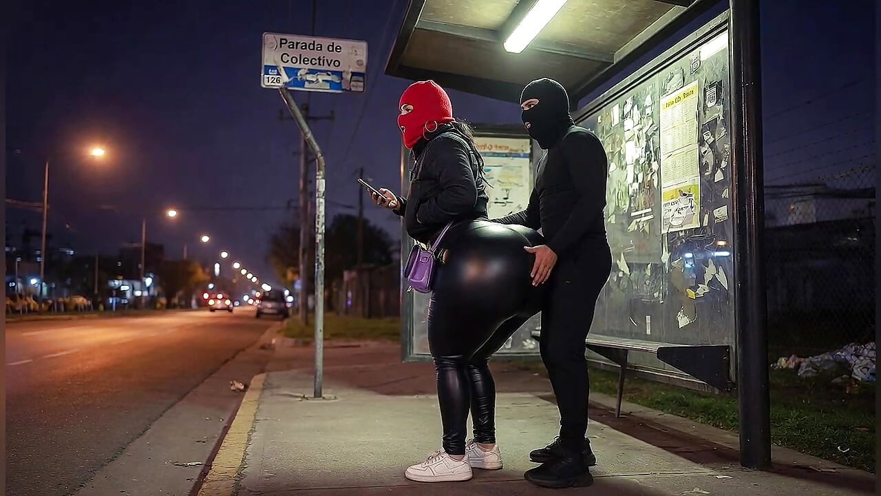 Une latina à gros cul dans un pantalon en cuir moulant à un arrêt de bus se déshabille sur un string en cuir noir