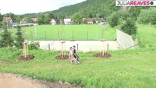 Горячая тинка скачет на огромном члене в зарослях до камшота в рот