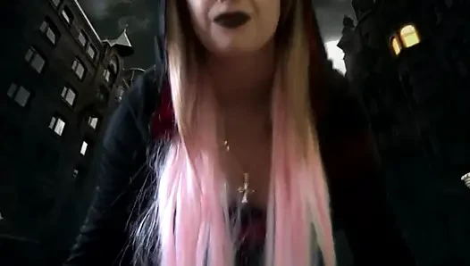 Giantess Vampire ingin bermain untukmu... tapi tidak untuk waktu yang lama!