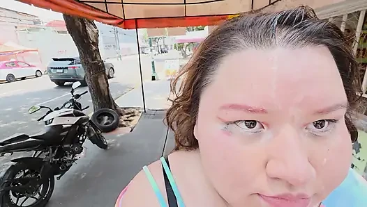 Cumwalks mit viel dickem sperma im gesicht zu machen, mit vielen leuten, die mich beobachten durch die Stadt, ist es, was ich immer will