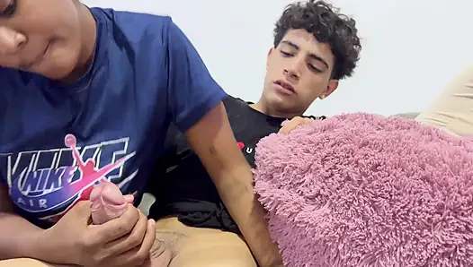 Cuckold pacarku tidak menyadari bahwa aku menyelundupkan sahabatnya dan menuangkan krimku ke dalam.