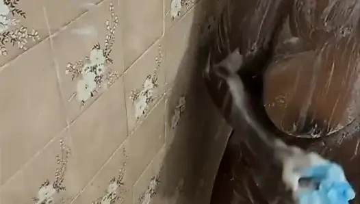 Siyah kadın banyo yapıyor