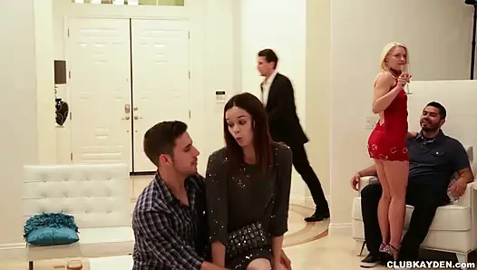 Kayden Kross und Mischa Cross knã1/4cken im schlafzimmer bei einer hausparty rum
