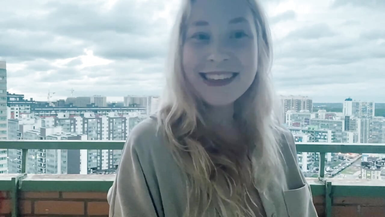 玄関で手コキ。