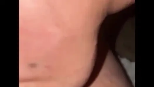 Я взрываюсь спермой несколько раз, вылизываю мою киску, трахаю себя и мой 55-мм фотограф пришел после получения удивительного минета