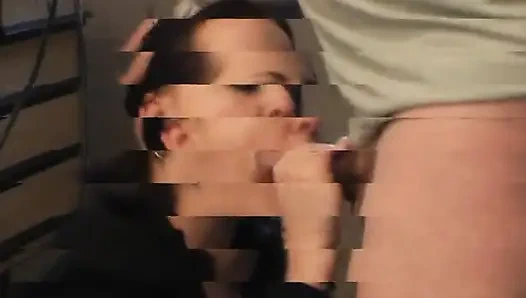 Koyu saçlı genç amcık yalıyor ve yaşlı adam tarafından sikiliyor