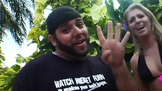 Ateşli sarışın komşu açık havada kendini parmaklıyor sonra dildo içeride sikişiyor