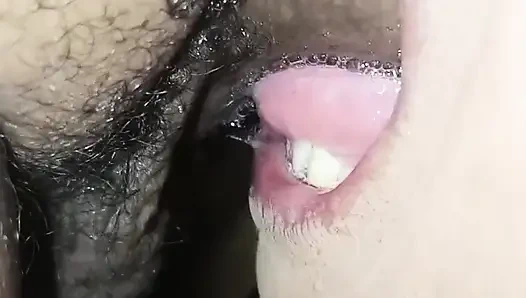 Sie lutschte seinen Penis, ohne ihn aus der Kehle zu nehmen und hielt nur auf, wenn er völlig weich war.