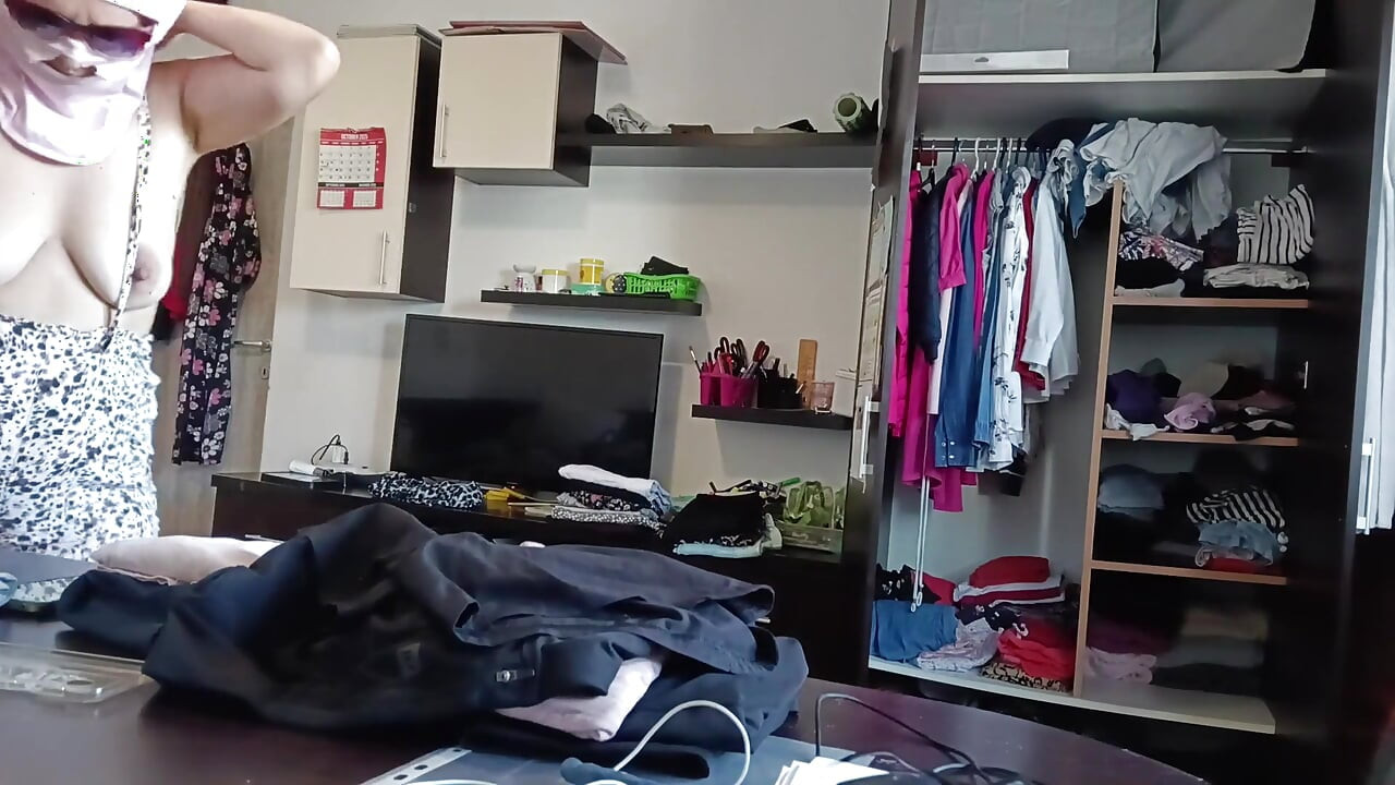 Amatör Kadın Kıyafetlerini Denerken Ve Keserken Eğleniyor.