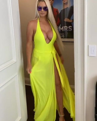 Wwe - 穿着黄色连衣裙的maryse