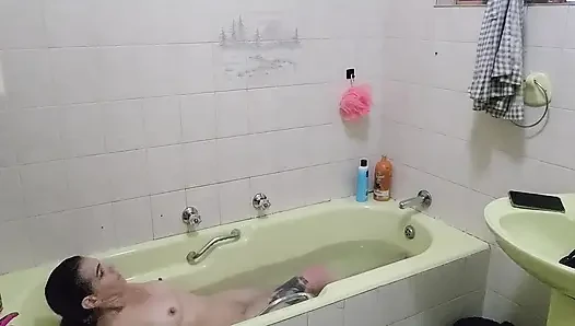 Banyo zamanı mastürbasyonu amımı parmaklıyor