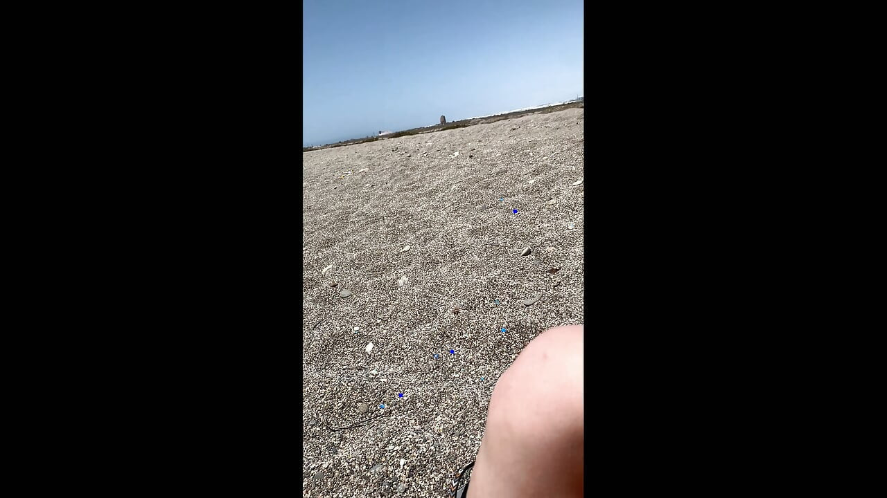 Seks na publicznej plaży z młodą dziewczyną - ryzykowne ruchanie na świeżym powietrzu