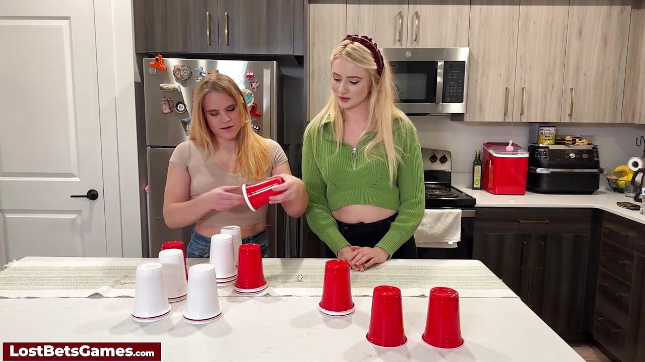 Taylor paart mit Maddie für ein verspieltes strip-würfel-cup-spiel
