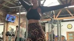 Nicole Scherzinger sexy allenamento in pantaloni da yoga leopardati 01
