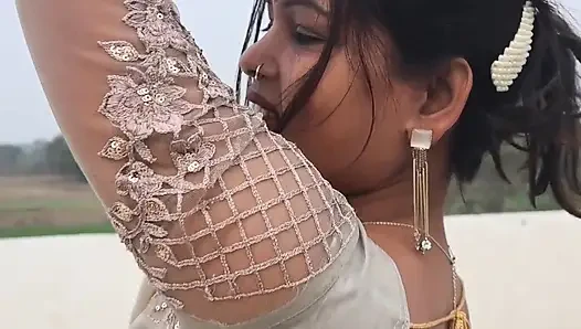 Riesige titten, Desi Sisters möpse drücken & öffnen mund ahegao in Sari indischer selbstgedrehte dicke möpse 2026