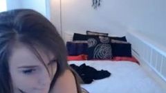 Anna yardish cầm một chiếc webcam hút thuốc lá cho thấy hình xăm mới của cô ấy.