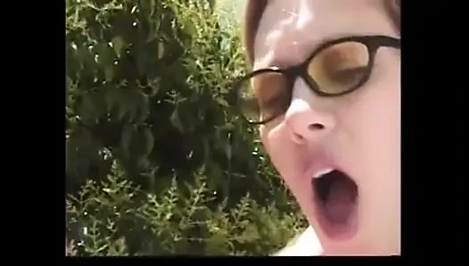 Bahçede büyük memeli kızla sikişiyor