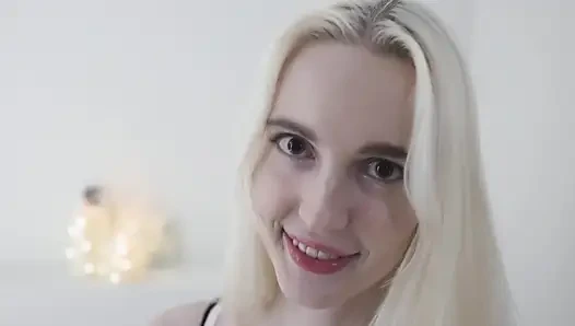 Соседка по комнате жестко трахает меня и наполняет сливками мою киску