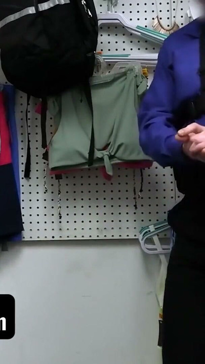 O fată obraznică încearcă să fure din magazinele din magazinul greșit și ofițerul LP îi dă o lecție | Clip 1
