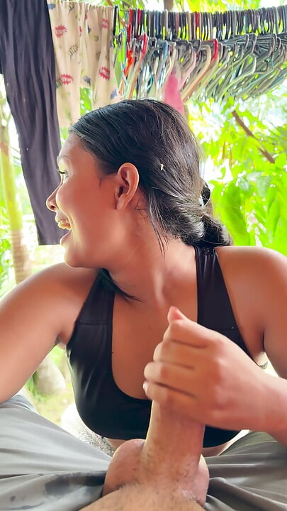 Jeg elsker ekshibitionisme, det begejstrer mig meget at hoppe på en pik, mens der er mennesker omkring mig