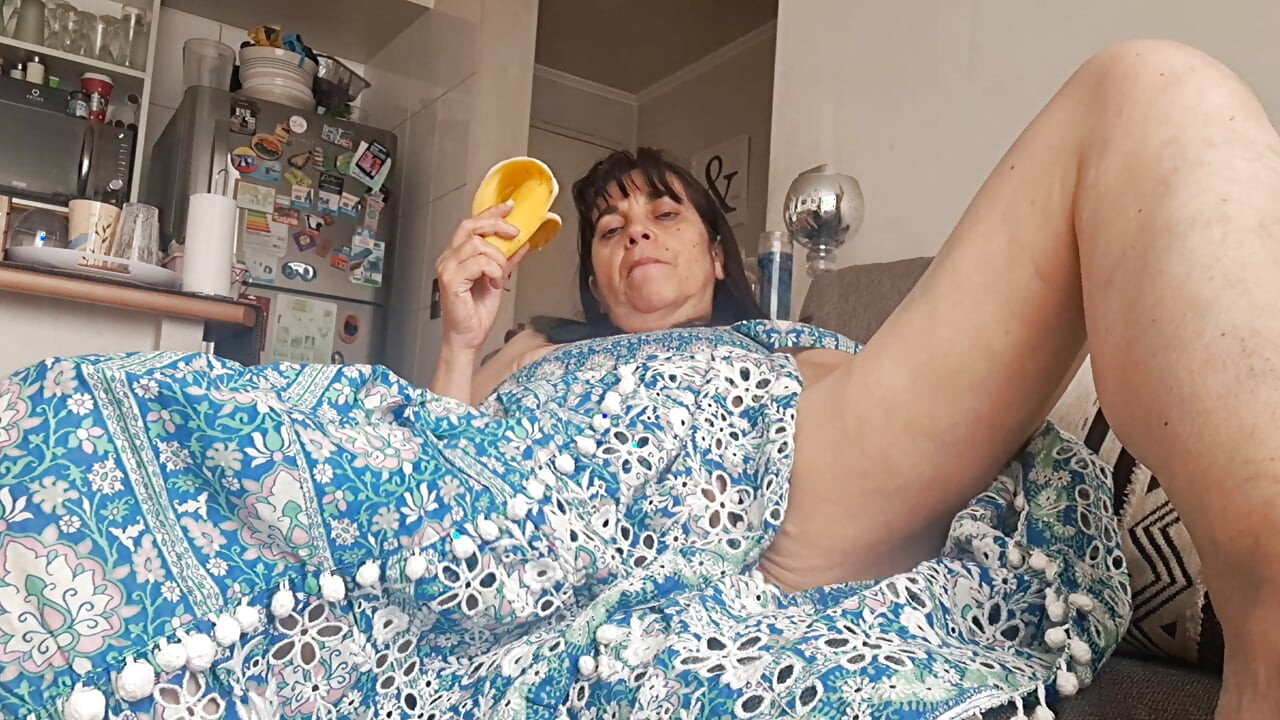 Orta yaşlı seksi kadın kıllı amcığını nazik vuruşlarla cezalandırıyor
