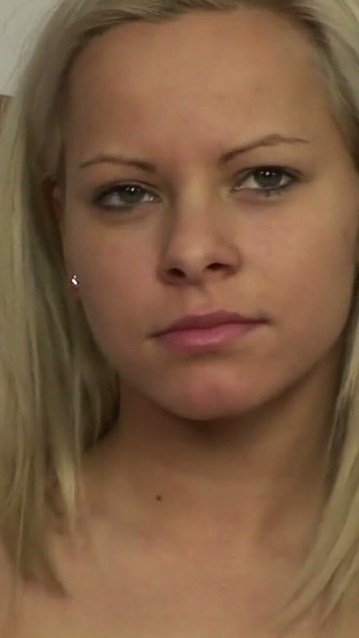 Blondine 20 Jahre mit feuchter enger Pussy bekommt ihren ersten dreier | Clip 1
