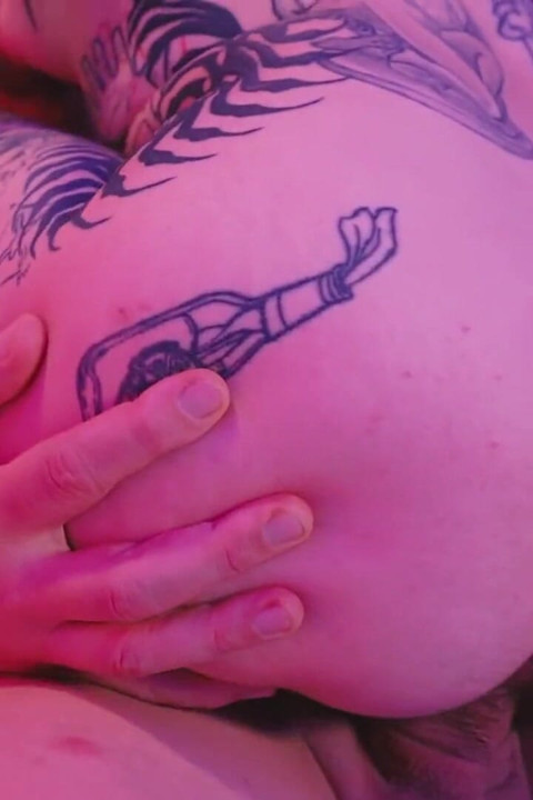 Tatuada de três, ela de casal corno quer ser pelo tatuador