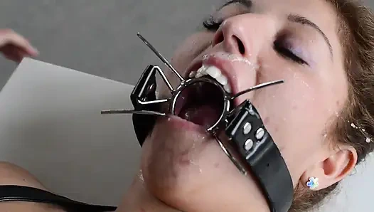 Плюющихся девушек - унижение пауком и кляпом во рту со слюной - Домина Mikaela Wolf и рабыня Наташа Гриф