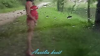 雨の下で檻の小便でふしだらな女女装