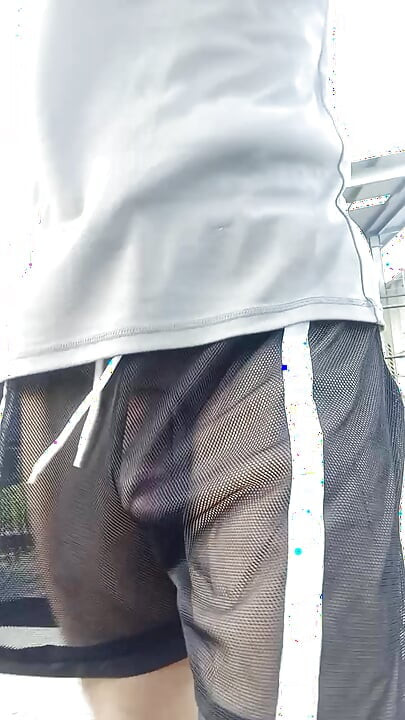 Freeballing în pantaloni scurți complet transparenti în public cu negri de ascuns!