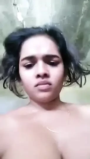Shrilnkaee tamil larki apne poorv premi ke lie apna nagn sharir dikhati hai