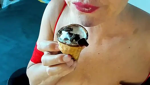 Женское доминирование, Foodfetish глотает сперму со сливками Ise