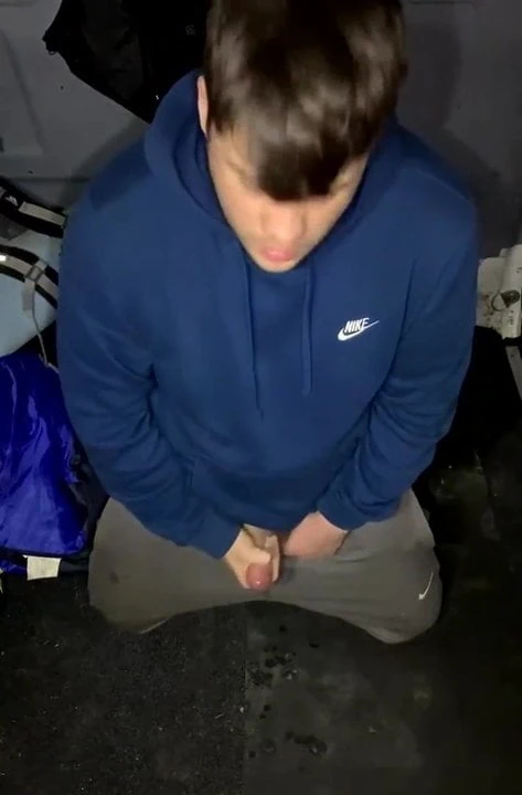 Scally Boy стреляет порцией спермы на пол