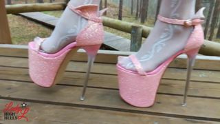 Lady l, geh in hoch aufragenden pink extremen High Heels.