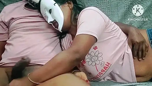 Azgın üvey kız kardeş şehvetini kontrol edemiyor ve üvey erkek kardeşini yalıyor ve sonra sikmesine izin veriyor - gerçek yüksek sesle inlemeli tamil ses