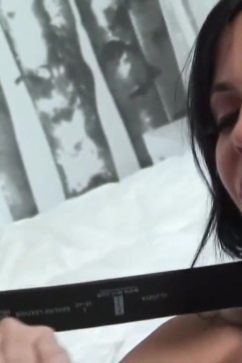 Ateşli kız büyük bir yarağı emiyor ve sonra sikiliyor ve ağzına boşaltıyor