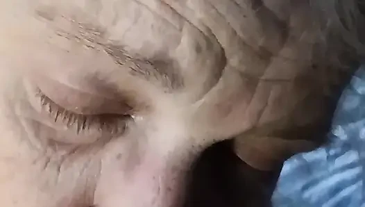 Bu olgun iri güzel kadının arkadaşına sakso çekmesini izle!