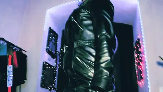 Nyonya eva lateks fetish sepatu bot kulit lengkap domina berseragam bdsm kink milf hot