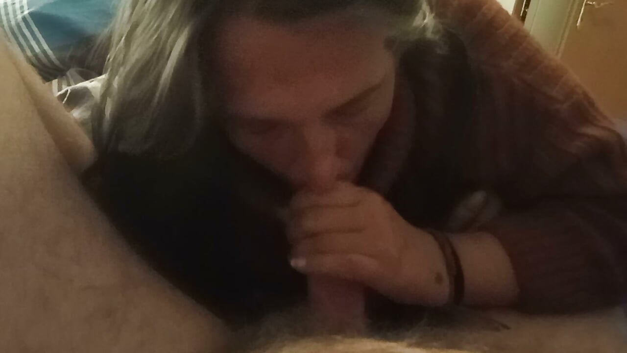 Reife Amateurin Eva Pur beim Blowjob  Natürlich & hautnah